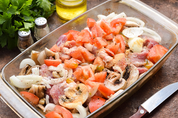 мясо с грибами и помидорами в духовке рецепт фото 5